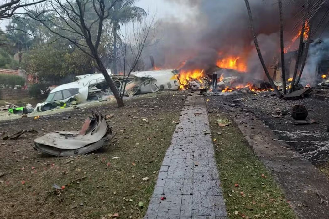 Avião com 58 passageiros e quatro tripulantes cai em Vinhedo, no interior de São Paulo