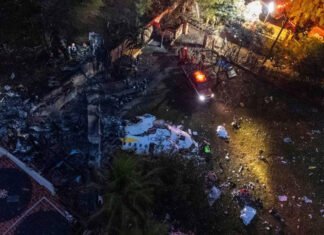 Bombeiros resgatam 31 corpos em local de queda de avião; número de mortos sobe para 62