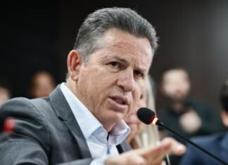 Governador de Mato Grosso propõe proibição de celulares em salas de aula da rede estadual