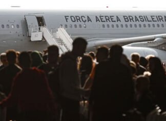 Quinto voo da Força Aérea Brasileira trazendo 220 repatriados do Líbano chega a São Paulo