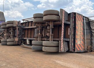 SINOP: dois acidentes com carretas tombadas causam interdições em rodovias; motoristas saem ilesos