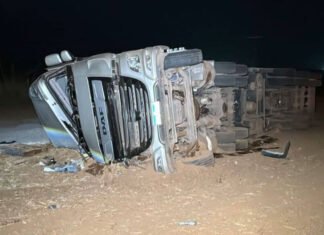 SORRISO: carreta carregada com pedra brita tomba na rodovia e deixa carga espalhada na pista