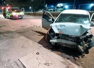 SINOP: motorista perde controle do carro e atinge ponto de ônibus e árvore na região central