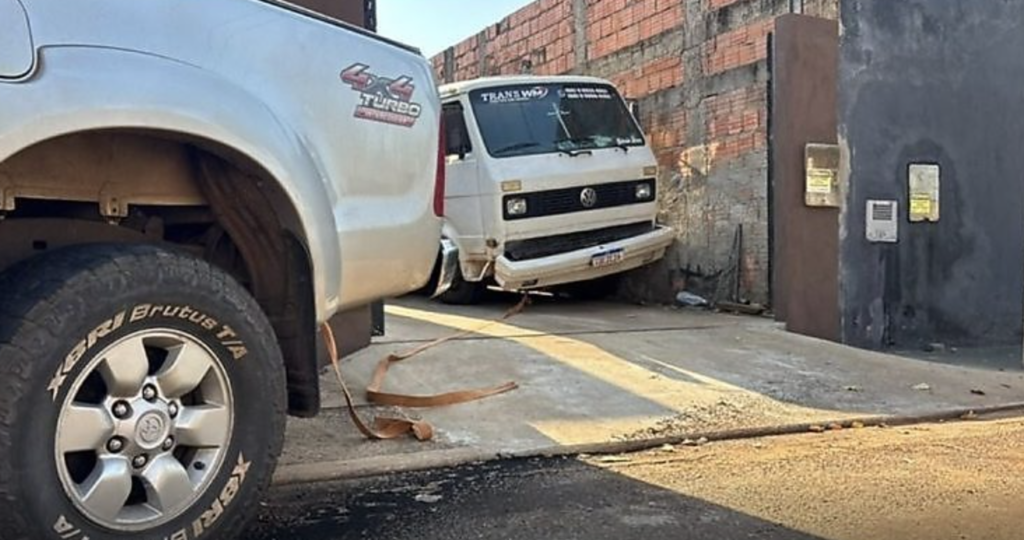 Caminhão e furgão no local onde ocorreu o acidente, em Rondonópolis