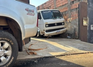 Caminhão e furgão no local onde ocorreu o acidente, em Rondonópolis