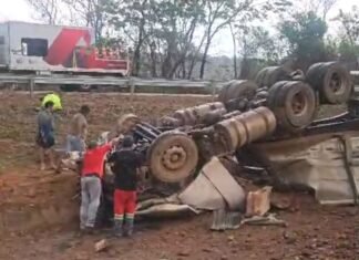 MATO GROSSO: motorista morre após carreta tombar em trecho da BR-163 na região de Jaciara Carreta tombada no canteiro central da BR-163 em Jaciara