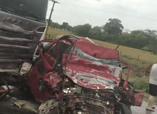 MATO GROSSO: acidente entre carro e carreta deixa dois mortos na BR-163 em Rosário Oeste Carro e carreta ficaram destruídos após colisão na BR-163, em Rosário Oeste