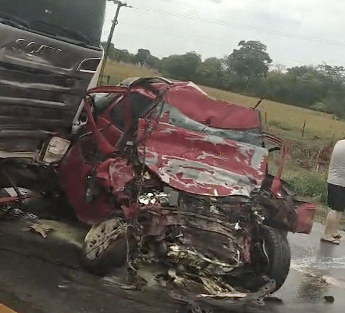 Carro e carreta ficaram destruídos após colisão na BR-163, em Rosário Oeste