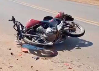 SINOP: colisão entre carro e moto na MT-140 deixa três feridos Carro danificado após colisão na MT-140 em Sinop