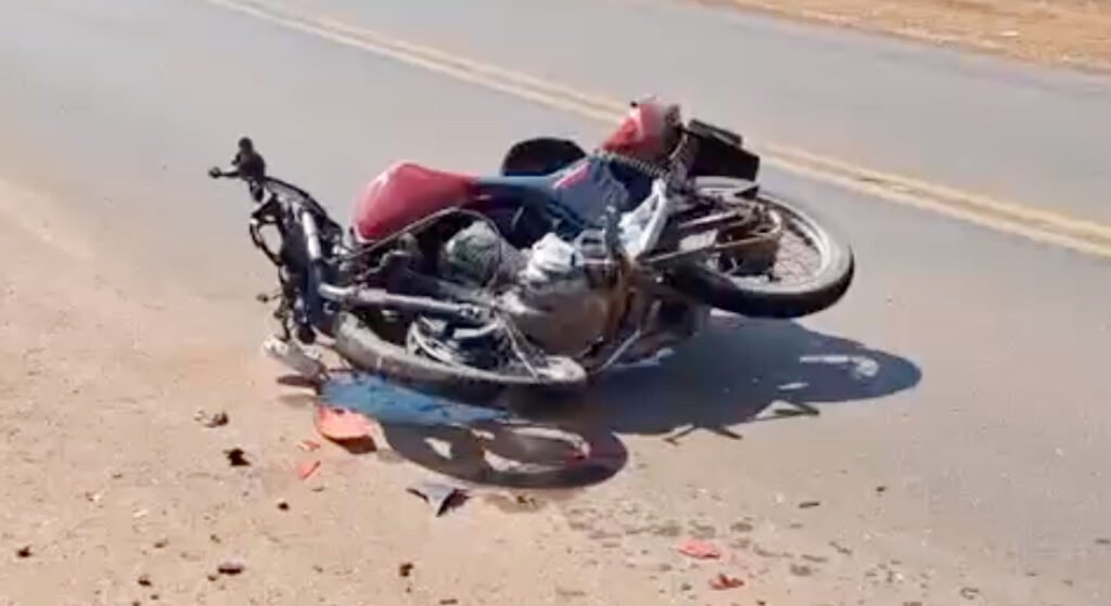 Carro danificado após colisão na MT-140 em Sinop