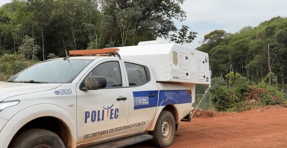 Viatura da Politec em estrada de terra às margens de um rio, em Sorriso