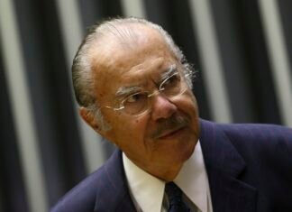 Ex-presidente José Sarney segue internado em hospital de São Paulo Ex-presidente José Sarney segue internado em hospital de São Paulo