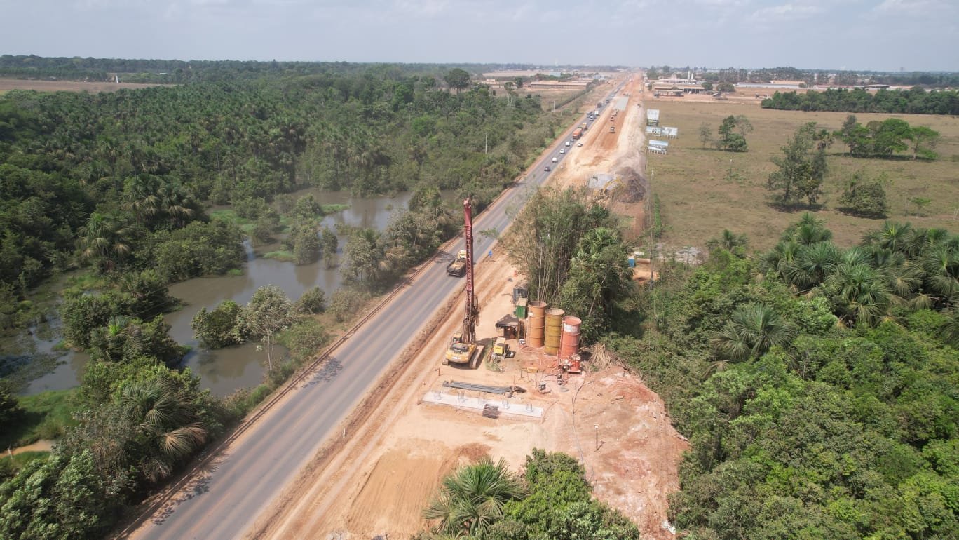 Obra da nova ponte sobre o rio Curupi, na BR-163, em Sinop