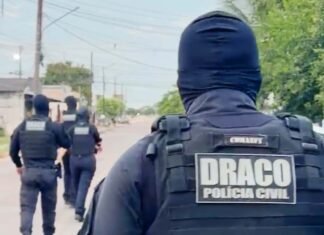 Policiais da Delegacia de Repressão ao Crime Organizado de Sinop em rua da cidade