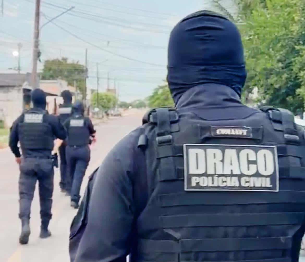 Policiais da Delegacia de Repressão ao Crime Organizado de Sinop em rua da cidade