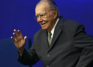 Sarney é internado no Sírio-Libanês para tratar pneumonia Sarney é internado no Sírio-Libanês para tratar pneumonia
