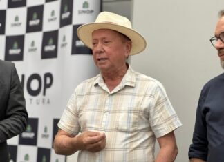 Prefeito Roberto Dorner durante anúncio de ajustes administrativos em Sinop