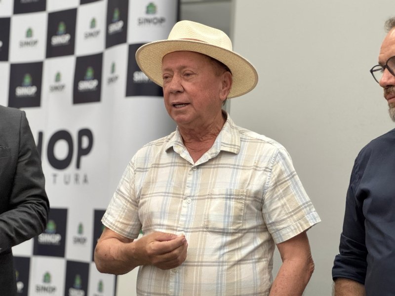 Prefeito Roberto Dorner durante anúncio de ajustes administrativos em Sinop