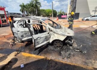 Veículo ficou destruído pelo fogo após colisão no cruzamento das avenidas Acácias e Tarumãs, em Sinop