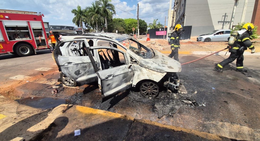 Veículo ficou destruído pelo fogo após colisão no cruzamento das avenidas Acácias e Tarumãs, em Sinop