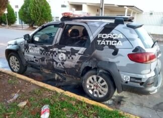 Viatura da Força Tática estacionada em via pública