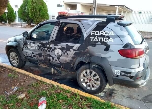 Viatura da Força Tática estacionada em via pública