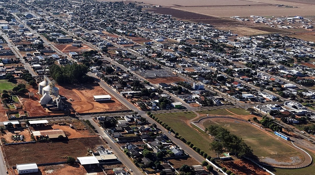 Vista aérea de Tapurah com lavouras próximas à área urbana