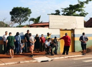 Analfabetos e ex-alunos votam sob emoção em escola que já foi curral Analfabetos e ex-alunos votam sob emoção em escola que já foi curral