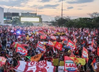Milhares de estudantes tomam a Esplanada em apoio a Lula Milhares de estudantes tomam a Esplanada em apoio a Lula