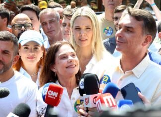 Flávio Bolsonaro diz que vai manter Bolsa Família e Farmácia Popular