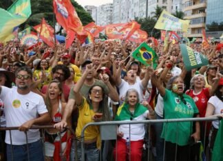 Ato em apoio à democracia e a Lula reúne milhares em Copacabana Ato em apoio à democracia e a Lula reúne milhares em Copacabana