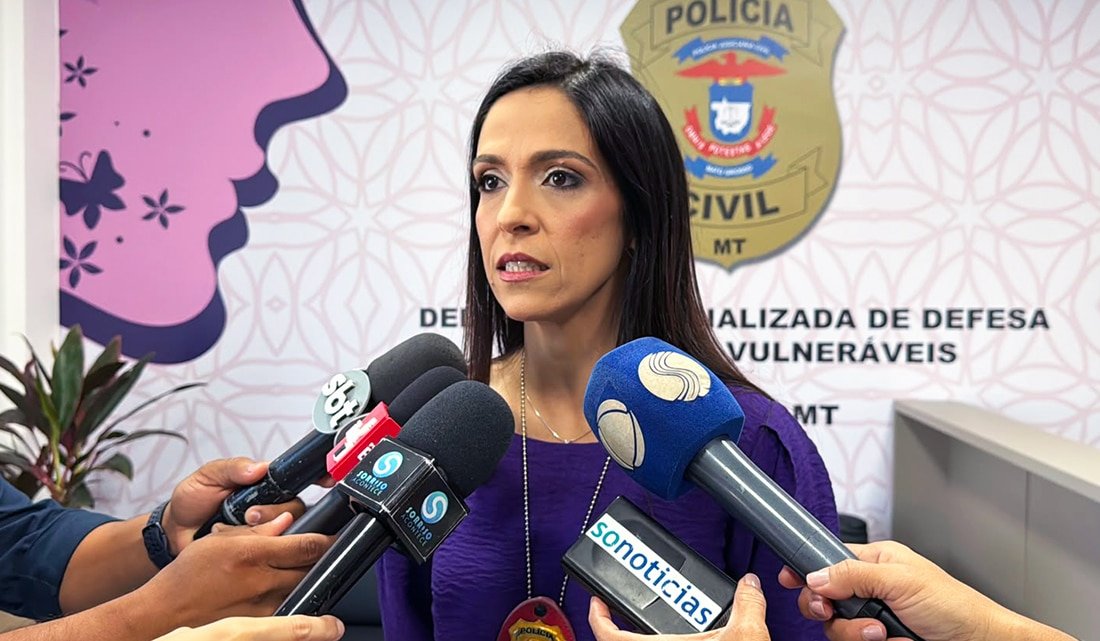 Delegada Layssa Crisóstomo durante atendimento à imprensa