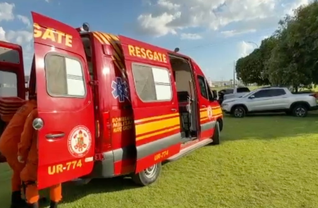 Ambulância de resgate do Corpo de Bombeiros estacionada em área gramada