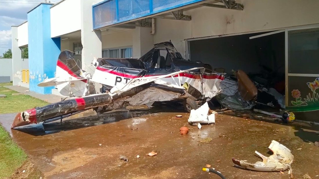 Destroços de avião agrícola após queda em Campo Verde