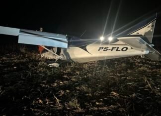 MATO GROSSO: avião cai às margens da MT-010 em São José do Rio Claro e deixa dois feridos Avião monomotor acidentado às margens de rodovia em Mato Grosso