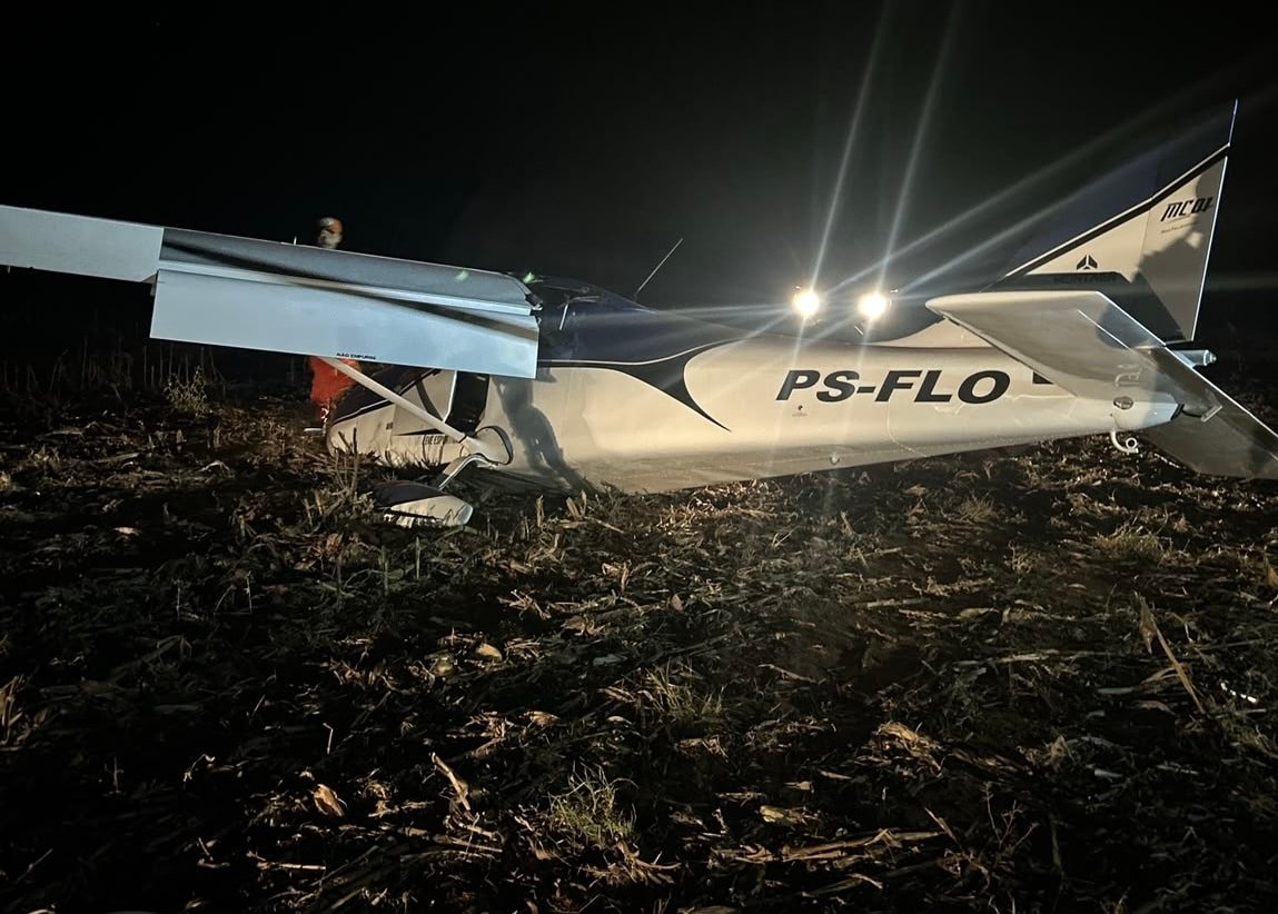 Avião monomotor acidentado às margens de rodovia em Mato Grosso