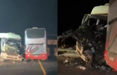 Caminhão com a frente destruída ao lado de dois ônibus parados na BR-163