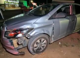 Carro envolvido na colisão na MT-140, no bairro Buritis