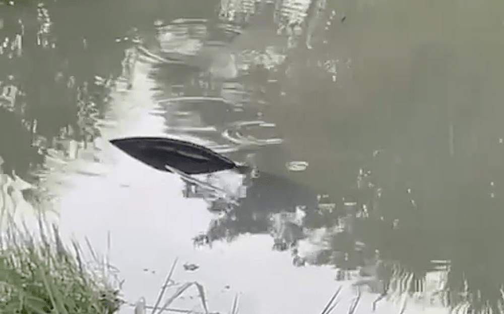 Carro submerso em lago às margens da BR-163 em Lucas do Rio Verde