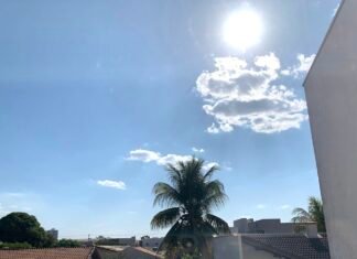 Céu ensolarado com nuvens sobre Sinop