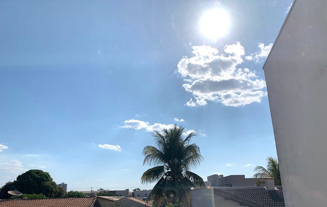Céu ensolarado com nuvens sobre Sinop