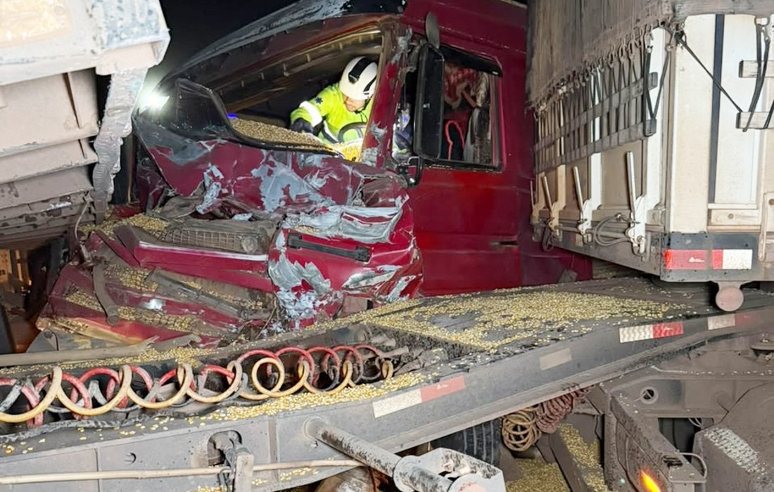 Duas carretas envolvidas em colisão na BR-163 em Sinop