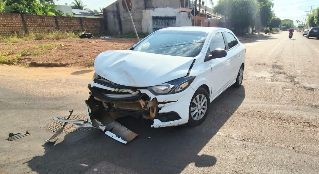 Carro com danos na frente após colisão com motocicleta em Sinop