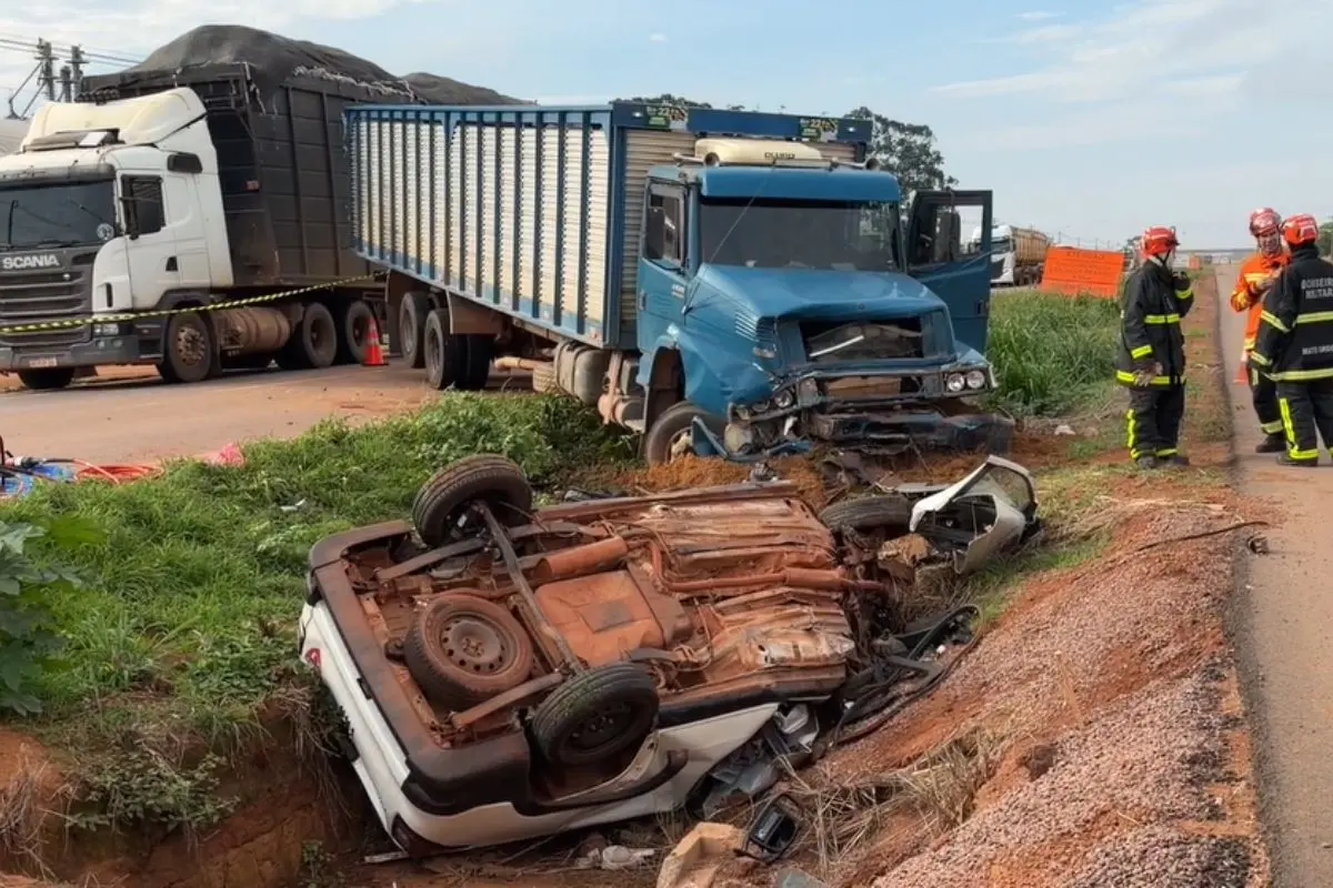 Acidente entre picape e caminhão na BR-163 em Sinop