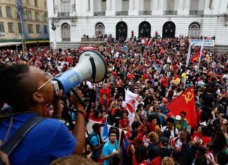 Estudantes fazem atos pelo país em apoio a Lula Estudantes fazem atos pelo país em apoio a Lula