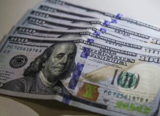 Dólar volta a R$ 5 com ambiente externo e ajuste pós-eleitoral