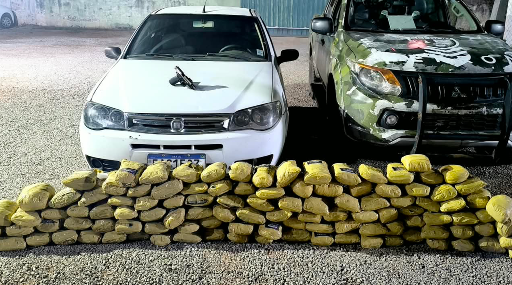 Droga, arma e dinheiro apreendidos pelo Gefron após o confronto na BR-070