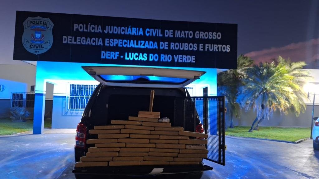 Tabletes de drogas apreendidos no porta-malas de viatura da Polícia Civil em Lucas do Rio Verde