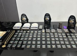 Materiais apreendidos pela Força Tática expostos sobre uma mesa em Nova Mutum