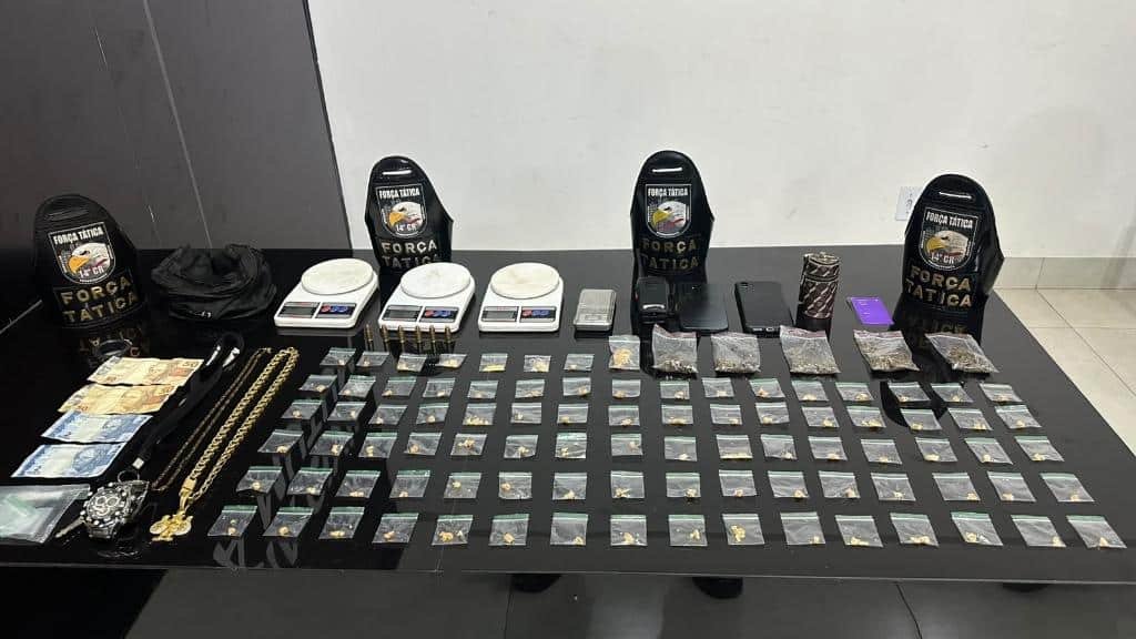 Materiais apreendidos pela Força Tática expostos sobre uma mesa em Nova Mutum